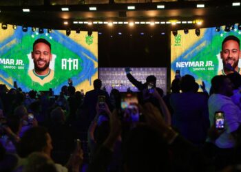 Neymar não treina em apresentação e preocupa a duas semanas da Copa