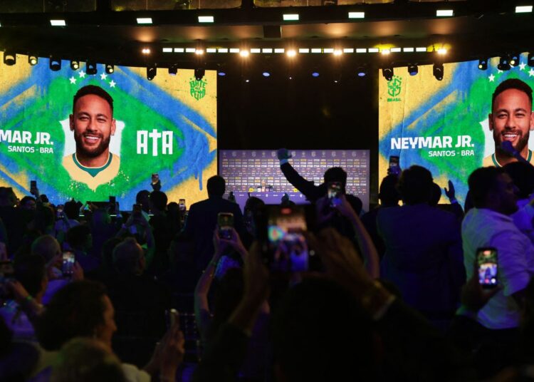 Neymar não treina em apresentação e preocupa a duas semanas da Copa