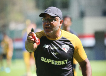 Roger Machado recebe consulta da Chapecoense, mas prioriza trabalhos no exterior
