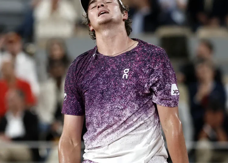 João Fonseca luta, mas dá adeus a Roland Garros após revés para Mensik